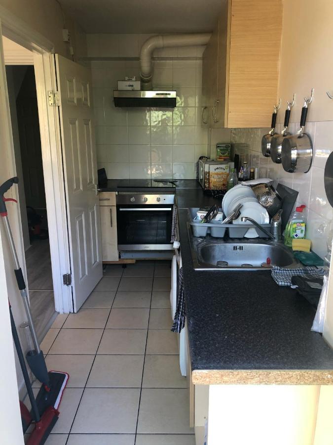Double Room With Private Bathroom In A 2-Bedrooms House London Eksteriør billede
