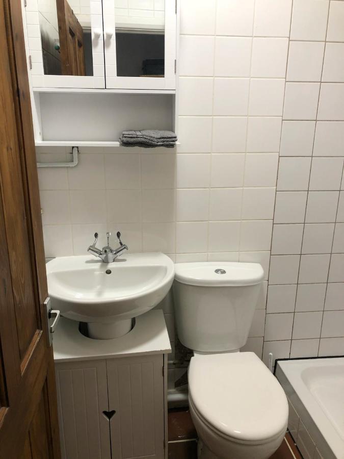 Double Room With Private Bathroom In A 2-Bedrooms House London Eksteriør billede
